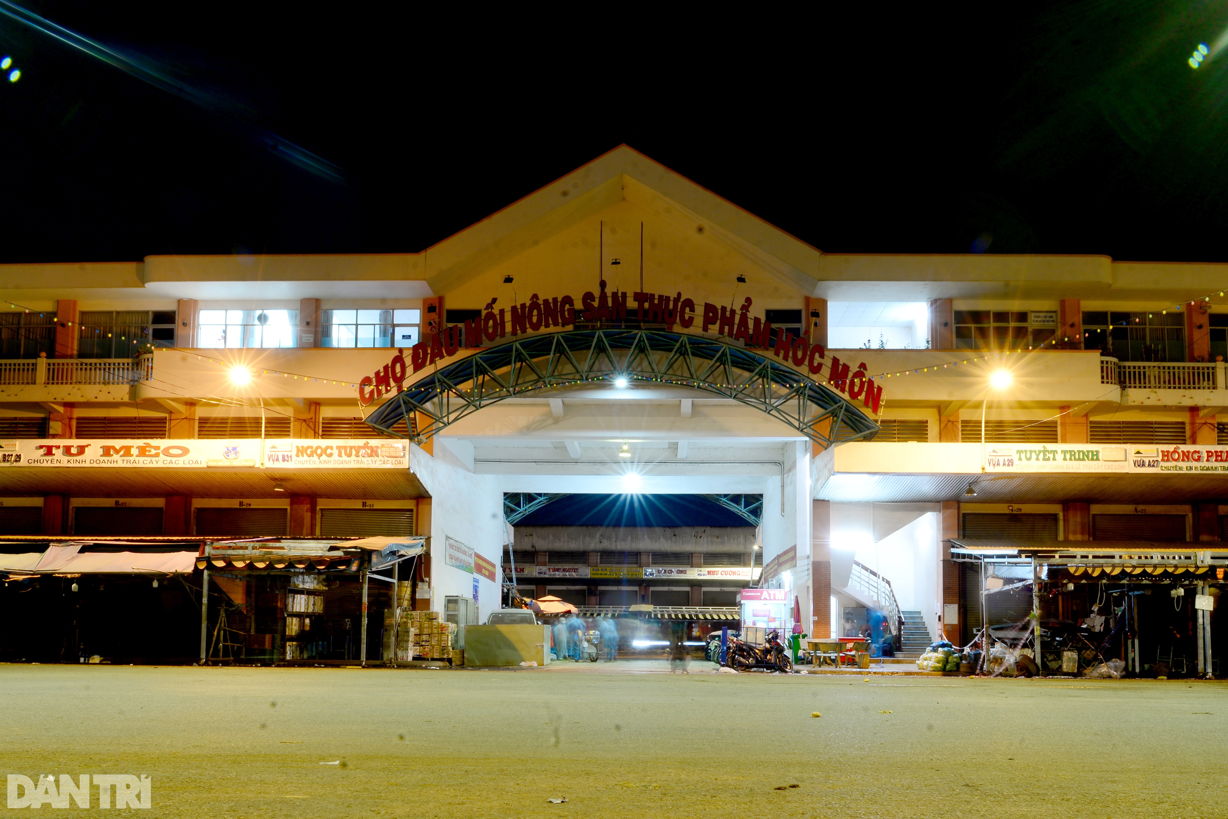 Tiểu thương kẹt hàng chục tấn rau củ khi chợ Hóc Môn bất ngờ đóng cửa - 1 Tiểu thương kẹt hàng chục tấn rau củ khi chợ Hóc Môn bất ngờ đóng cửa - 1