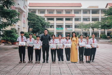 Trao tặng học bổng cho trường THCS mang tên Liệt sĩ Đặng Công Bỉnh