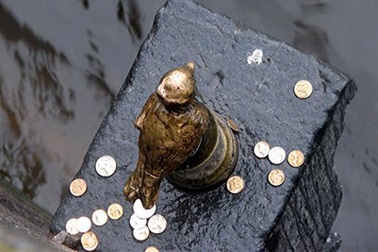 Nguồn gốc của tượng chú chim may mắn ở Saint Petesburg