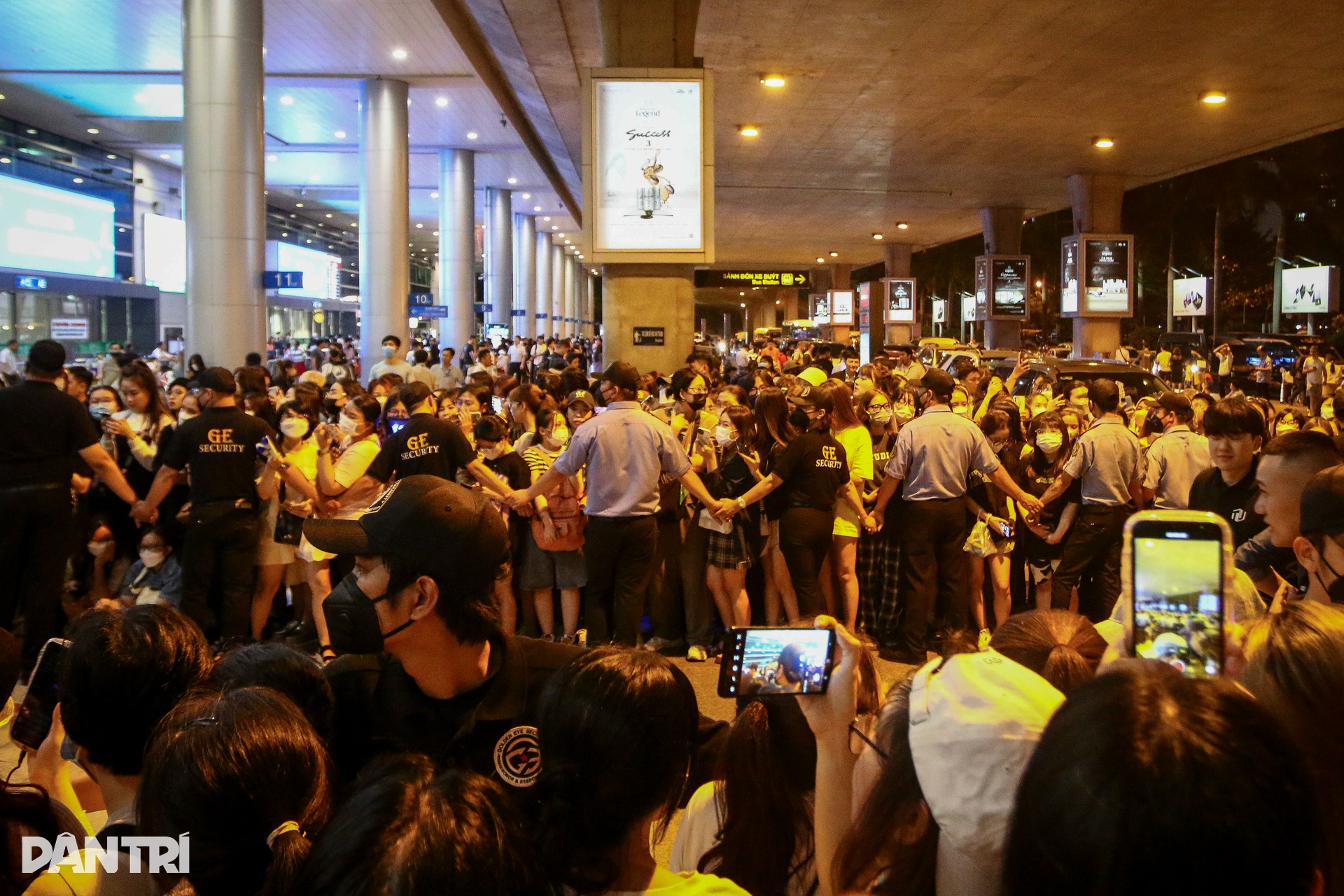 Hàng trăm fan xếp hàng dài ở sân bay chờ đón Super Junior đến Việt Nam - 2 Hàng trăm fan xếp hàng dài ở sân bay chờ đón Super Junior đến Việt Nam - 2