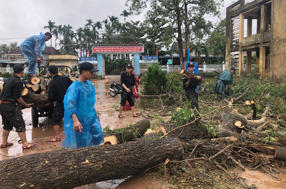 Quảng Ngãi: Khó khăn khắc phục trường lớp sau bão số 9 - 2 Quảng Ngãi: Khó khăn khắc phục trường lớp sau bão số 9 - 2