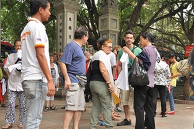 Du khách nước ngoài bị “hành” ở Văn Miếu