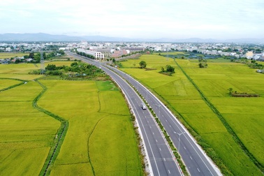 Đường nghìn tỷ băng qua những cánh đồng lúa chín ở miền Trung