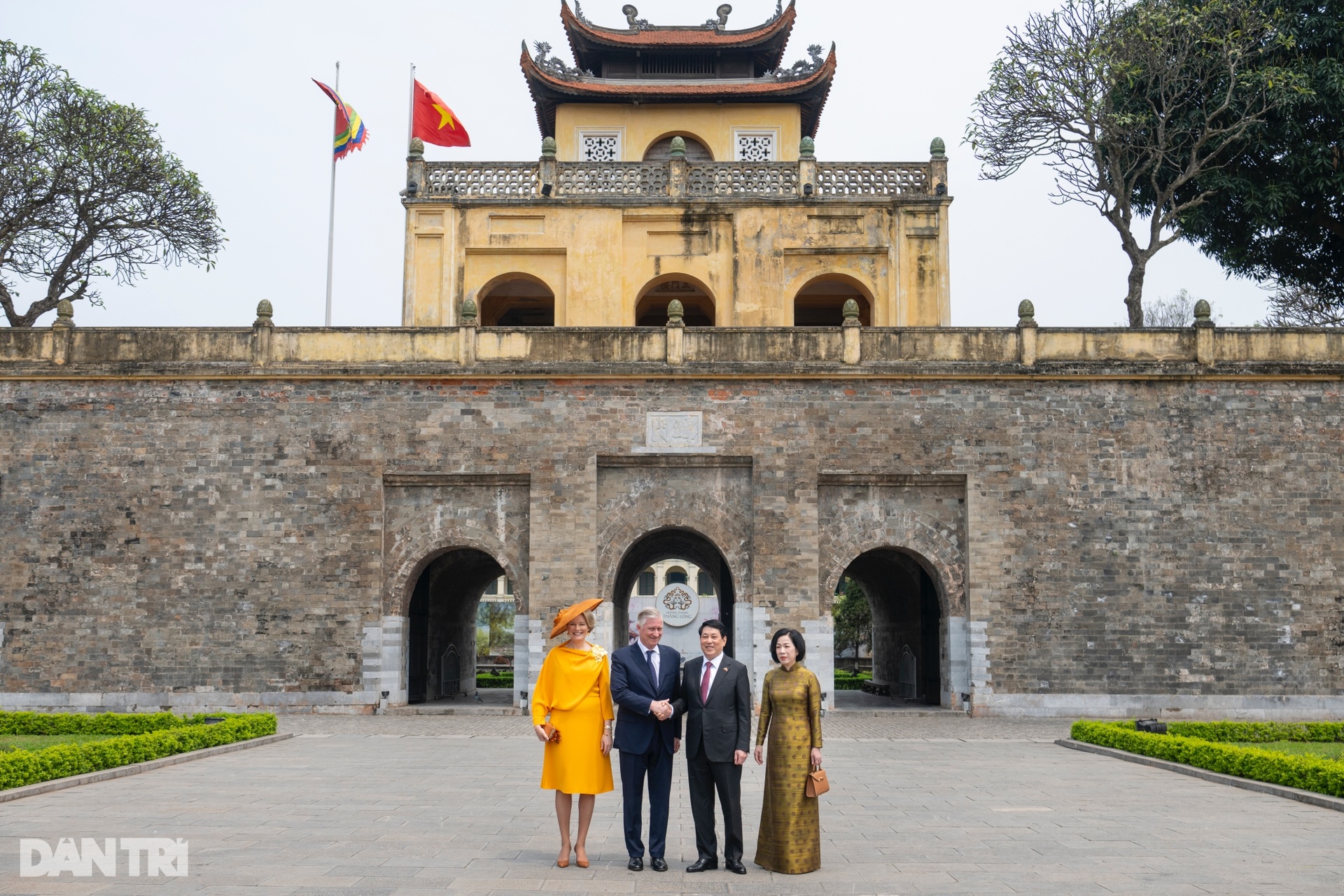 Phu nhân Minh Nguyệt cùng Hoàng hậu Bỉ thăm Nhà sàn Bác Hồ, cho cá ăn - 2 Phu nhân Minh Nguyệt cùng Hoàng hậu Bỉ thăm Nhà sàn Bác Hồ, cho cá ăn - 2