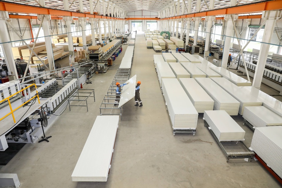 Nhà thép tiền chế kết hợp panel tối ưu chi phí cho nhà xưởng - 1 Nhà thép tiền chế kết hợp panel tối ưu chi phí cho nhà xưởng - 1
