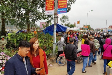 Chưa khai hội, chợ Viềng đã ken cứng người đến “mua may bán rủi”