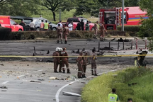 Khoảnh khắc máy bay lao xuống đường cao tốc ở Malaysia