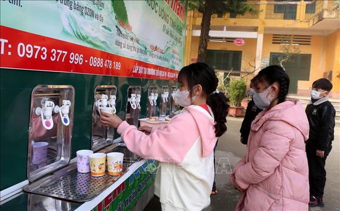 Học sinh Trưởng tiểu học Thị xã Sa Pa uống nước nóng để đảm bảo sức khỏe trong giờ ra chơi. Ảnh: Quốc Khánh/TTXVN