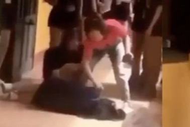 Công an vào cuộc vụ học sinh khóc, quỳ kiệt sức trước cửa lớp ở Hà Nội