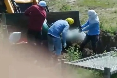 Video con trai bệnh nhân Covid-19 dùng máy xúc chôn thi thể cha ở Ấn Độ