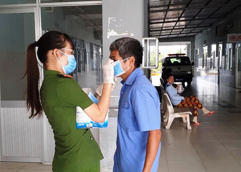 Hàng vạn khẩu trang được phát miễn phí cho người dân ĐBSCL trong mùa dịch - 7 Hàng vạn khẩu trang được phát miễn phí cho người dân ĐBSCL trong mùa dịch - 7
