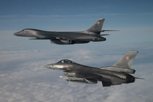 Nga xuất kích Su-27 chặn máy bay ném bom của Mỹ áp sát không phận