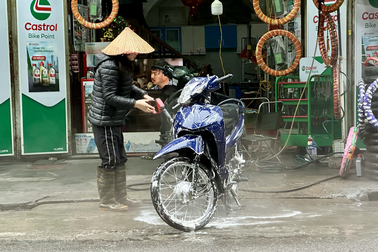 Cần dẹp việc rửa xe máy giữa lòng đường, làm khổ người tham gia giao thông