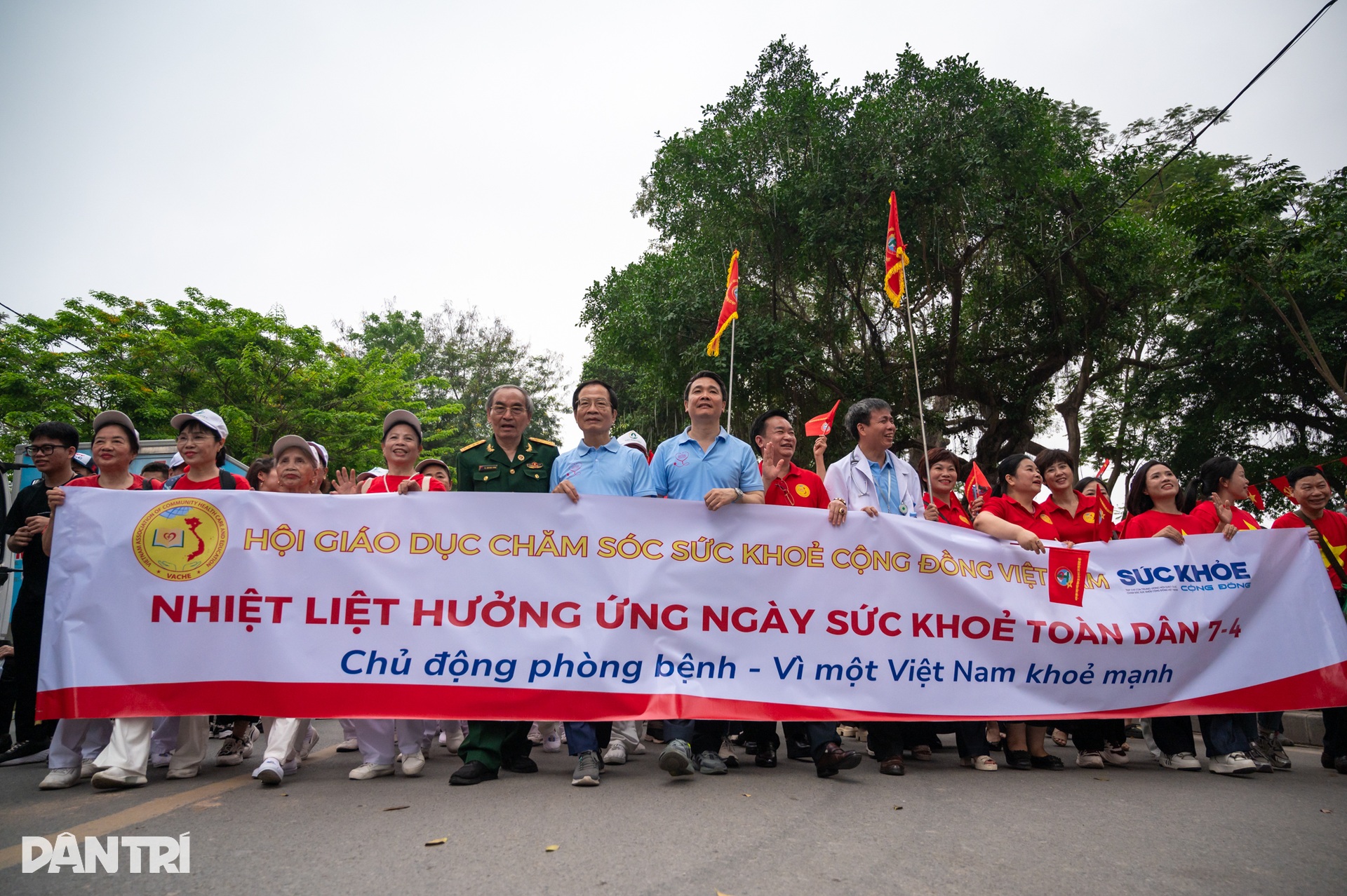 Hàng trăm bác sĩ ra quân, khám và sàng lọc miễn phí cho hơn 10.000 người - 7