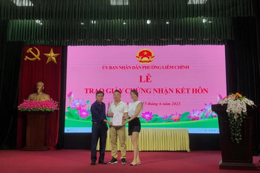 Lễ đăng ký kết hôn Shark Bình và Phương Oanh: Không có sự ưu ái