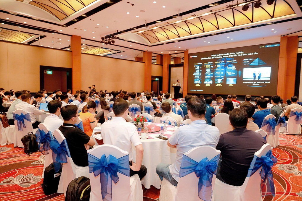 ເວທີສົນທະນາ “ພະລັງງານແບບຕັ້ງໜ້າ”: ແນະນຳວິທີແກ້ໄຂພະລັງງານແສງຕາເວັນທີ່ສະຫຼາດ - 1 Diễn đàn “Chủ động năng lượng”: Giới thiệu giải pháp điện mặt trời thông minh - 1