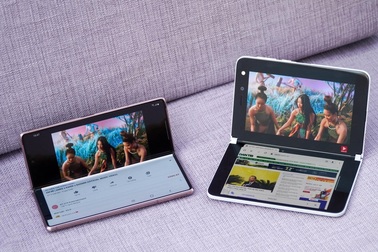 Galaxy Z Fold2 đối đầu Surface Duo: smartphone màn hình gập nào tốt hơn?