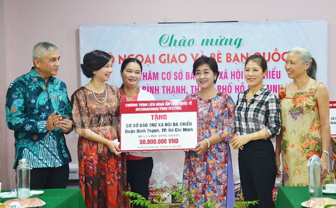 Đoàn đại biểu Bộ Ngoại giao thăm, tặng quà cho cơ sở bảo trợ xã hội Mái ấm Bà Chiểu - Ảnh 1.