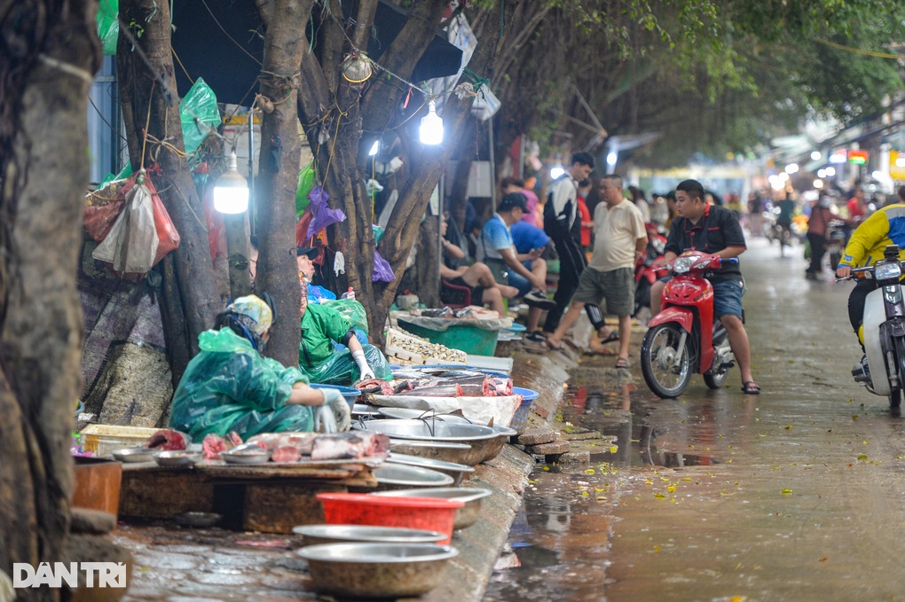 Hà Nội: Chợ cóc, xe ô tô lấn chiếm vỉa hè ở khu đô thị HH Linh Đàm - 1 Hà Nội: Chợ cóc, xe ô tô lấn chiếm vỉa hè ở khu đô thị HH Linh Đàm - 1