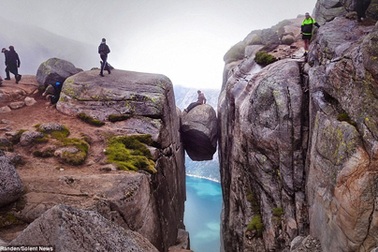 “Liều mạng” chụp ảnh trên tảng đá nguy hiểm nhất thế giới
