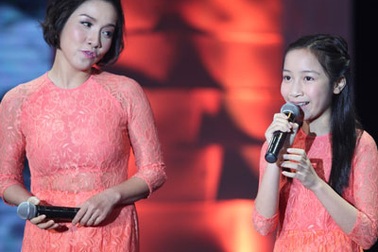 Con gái Mỹ Linh gây bất ngờ khi song ca cùng mẹ