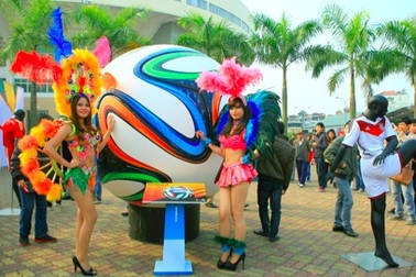 Quả bóng Brazuca khổng lồ xuất hiện tại Hà Nội