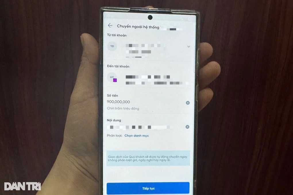 Lơ đễnh chuyển nhầm gần 1 tỷ đồng cho người lạ - 1 Lơ đễnh chuyển nhầm gần 1 tỷ đồng cho người lạ - 1