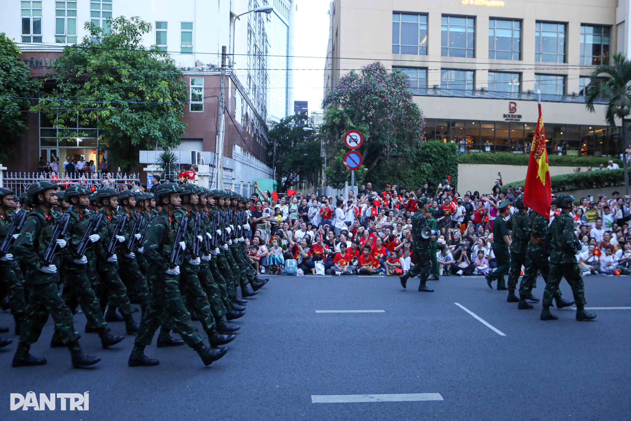 View - Người dân TPHCM reo mừng khi chiến sĩ tham gia diễu binh xuất hiện | Báo Dân trí