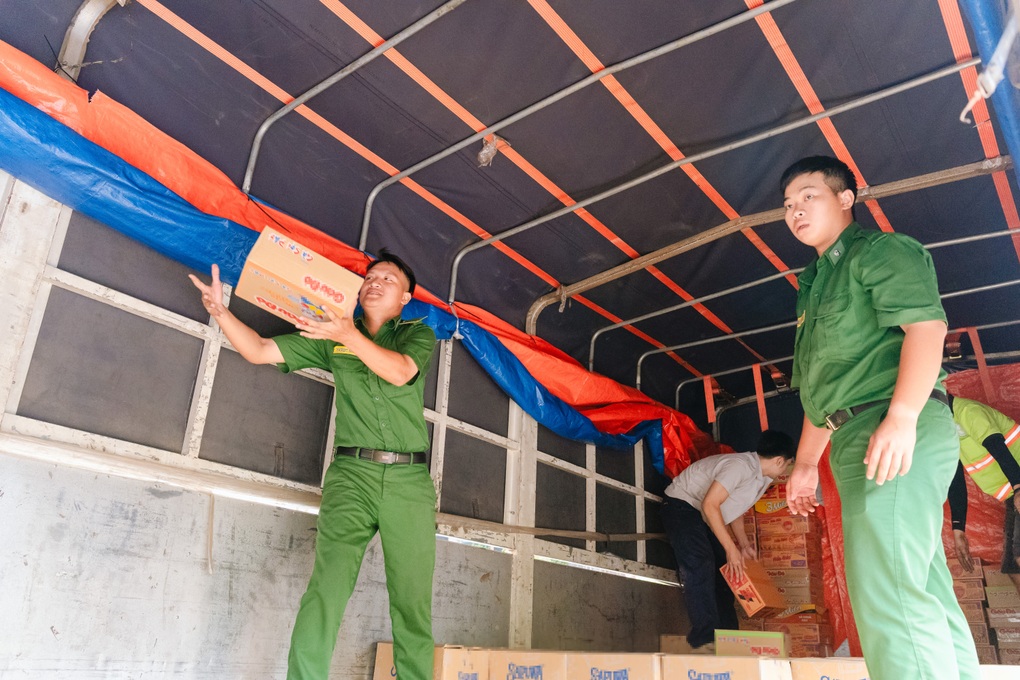 Kho đầy ắp, MTTQ Việt Nam TPHCM dừng tiếp nhận hàng hóa cứu trợ - 2