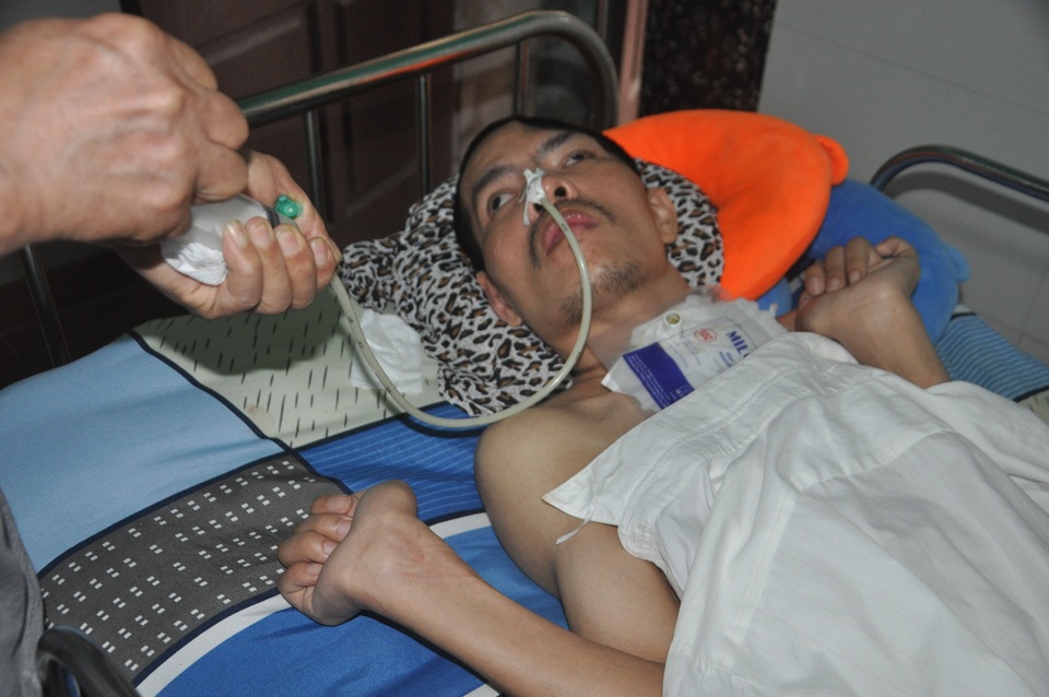 Bạn đọc Dân trí tiếp tục giúp đỡ người đàn ông sống thực vật số tiền lớn - 1 Bạn đọc Dân trí tiếp tục giúp đỡ người đàn ông sống thực vật số tiền lớn - 1