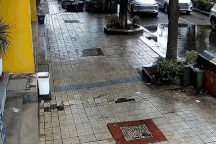 Vỉa hè bất ngờ sụt lún tạo thành "hố tử thần" giữa phố, nuốt chửng cây xanh