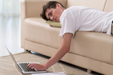 Những thói quen xấu thường mắc khi ở nhà mùa dịch khiến sức khỏe đi xuống