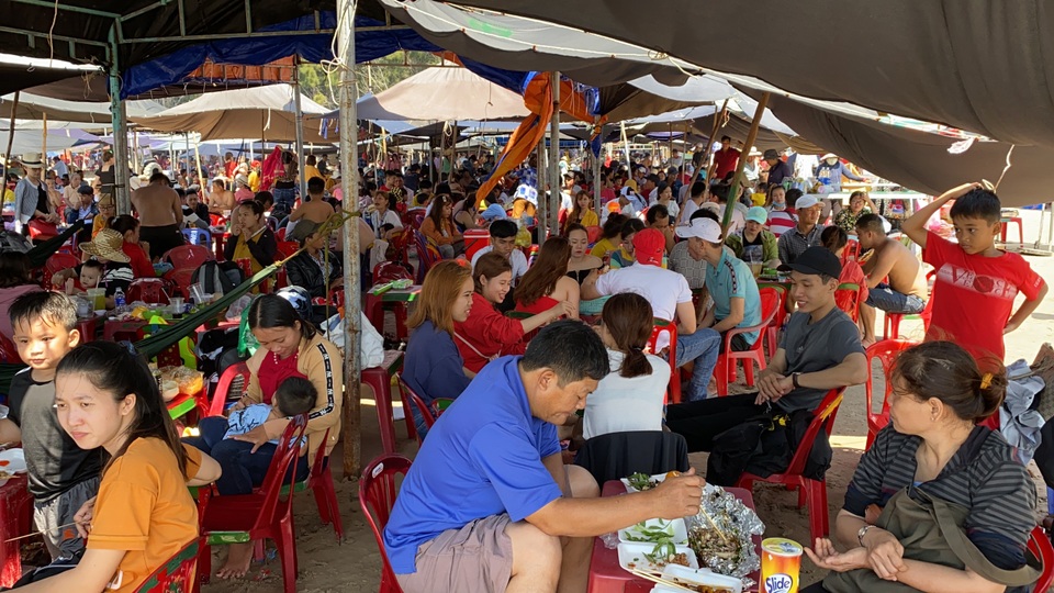 Ngộp thở tại các quán nhậu ven biển ngày mùng 4 Tết - 6 Ngộp thở tại các quán nhậu ven biển ngày mùng 4 Tết - 6