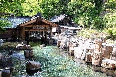 Vừa tắm onsen vừa ngắm tuyết ngay gần Tokyo