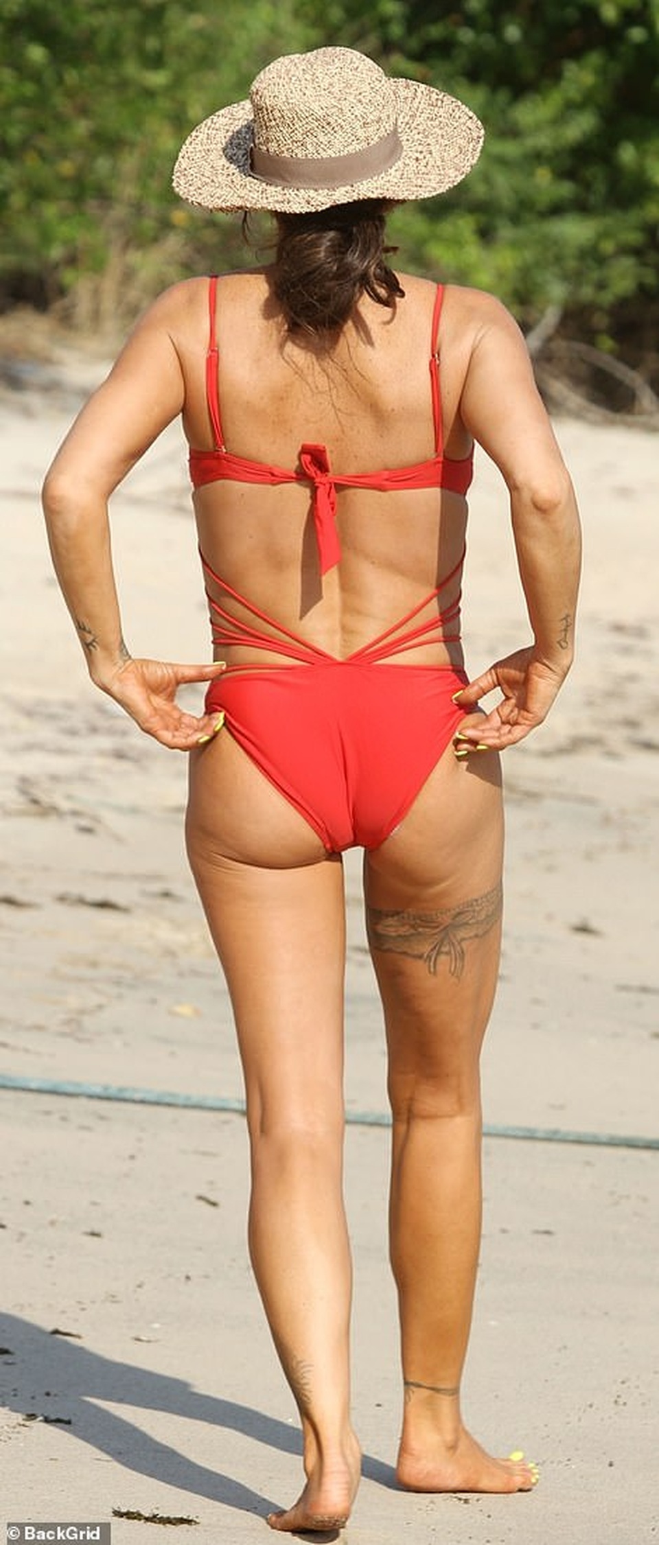 Katie Price thư thái đi tắm biển sau tuyên bố phá sản - 4 Katie Price thư thái đi tắm biển sau tuyên bố phá sản - 4