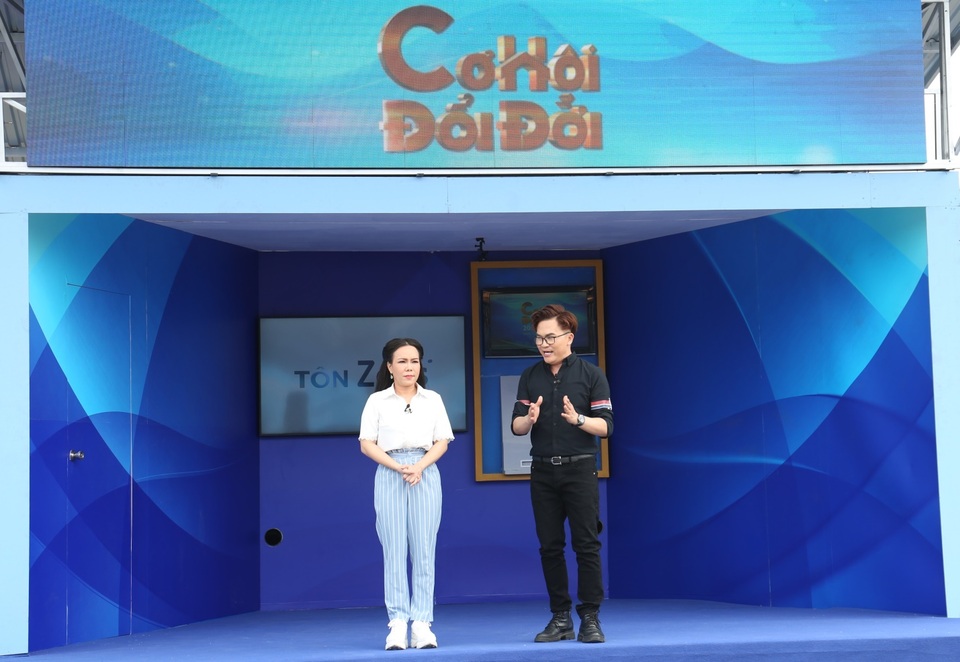 Chương trình thực tế toàn sao nổi tiếng, giúp người nghèo đổi đời - 3 Chương trình thực tế toàn sao nổi tiếng, giúp người nghèo đổi đời - 3