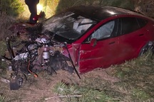 7 người ngồi trong xe Tesla sống sót thần kỳ sau khi bị rơi từ độ cao 9m