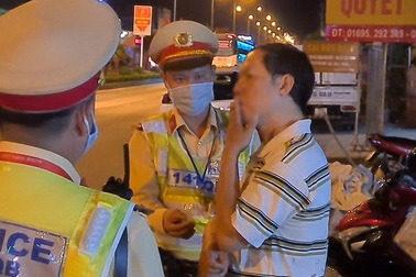 Yêu cầu tạm đình chỉ cán bộ thuế lái xe say xỉn còn thách thức công an