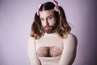 "Qúy bà Râu" gây bão trong giới trẻ Nhật