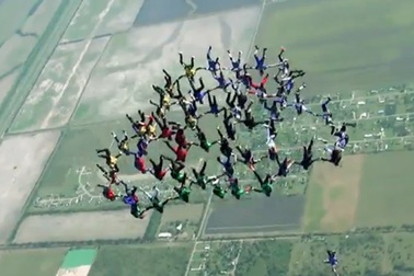 Kỷ lục nhảy dù về xếp hình trên bầu trời Mỹ