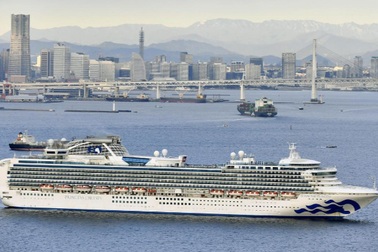 Nhật Bản cách ly tàu du lịch chở 3.700 người vì có hành khách nhiễm virus corona