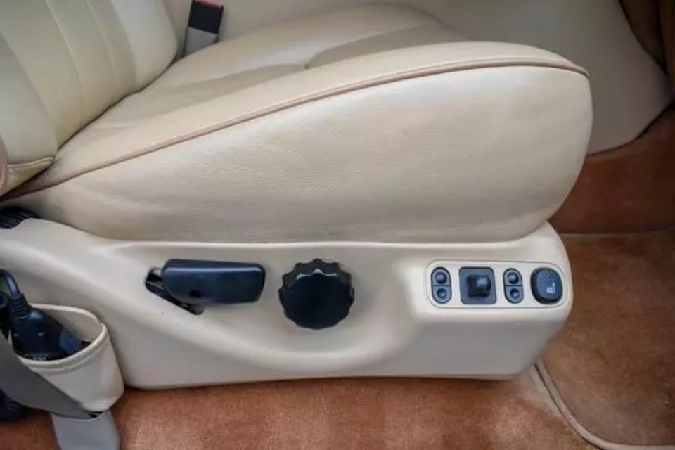 Bị thất sủng, chiếc SUV 6 cửa chống đạn của Vua Jordan rớt gần 90% giá trị - 5 Bị thất sủng, chiếc SUV 6 cửa chống đạn của Vua Jordan rớt gần 90% giá trị - 5