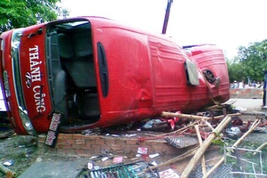 Bắt tài xế tông xe khách vào quán cà phê khiến 2 người chết