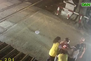 Camera ghi cảnh nhân viên gác chắn đường tàu bị đánh