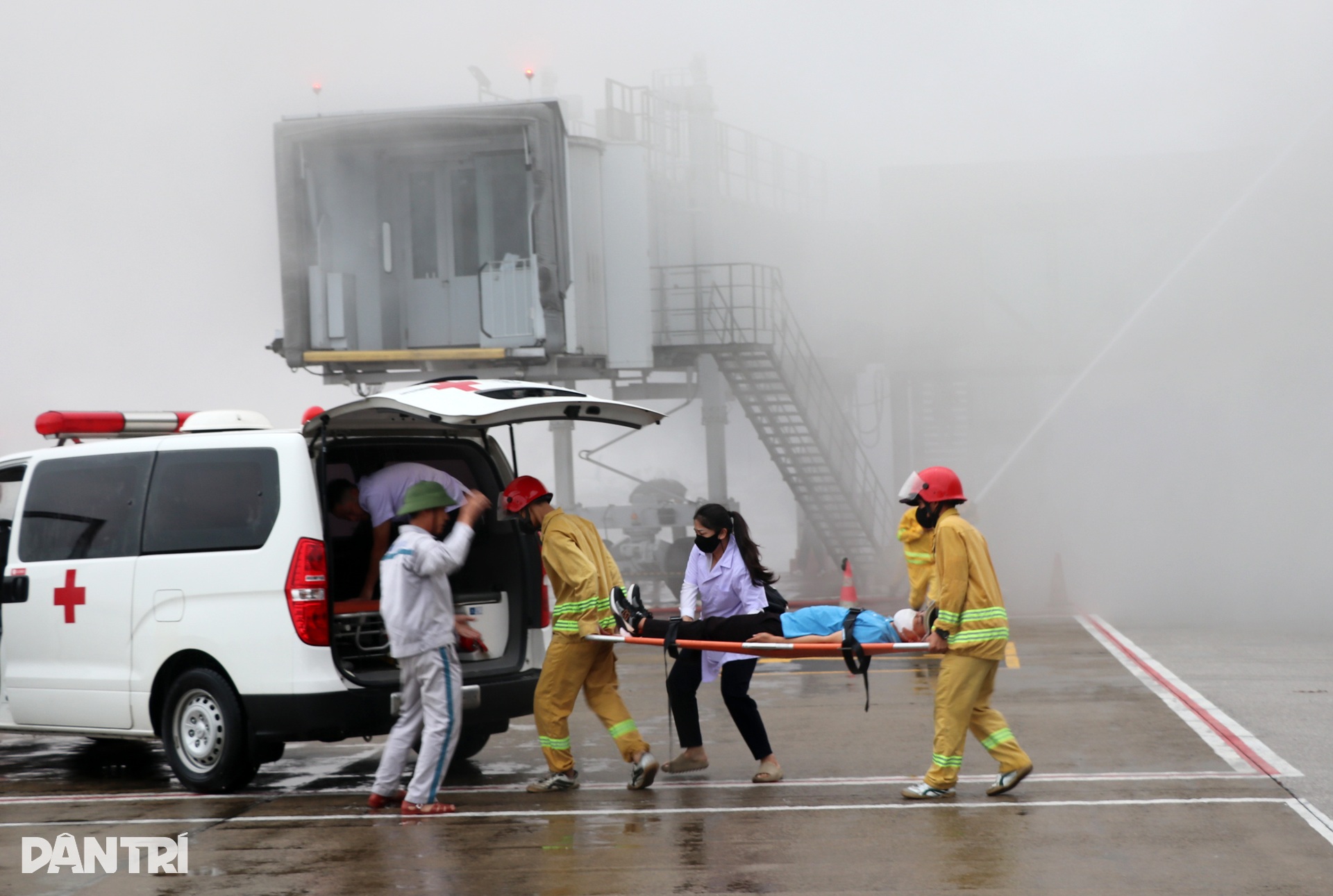 Hơn 600 người đội mưa dập đám cháy giả định ở sân bay Vinh - 6