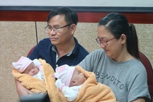 Cặp song sinh dính liền khoẻ khoắn ngày xuất viện