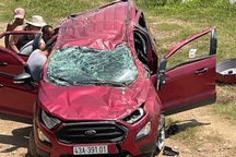 Xe ô tô mất lái lao xuống cầu, người dân phá cửa cứu 2 mẹ con mắc kẹt