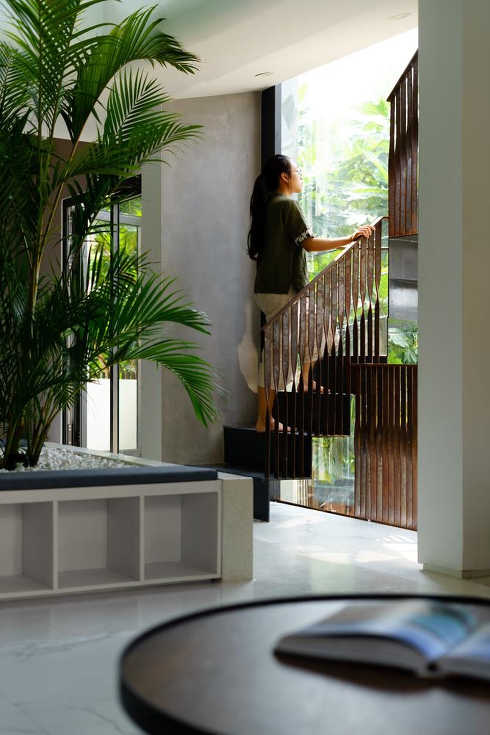 Hai ngôi nhà ở Sài Gòn được đập thông làm 1 gây bất ngờ vì thiết kế độc đáo - 8 Hai ngôi nhà ở Sài Gòn được đập thông làm 1 gây bất ngờ vì thiết kế độc đáo - 8