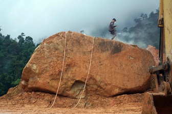 Sẽ nổ mìn phá nhiều khối đá lớn chắn đèo Khánh Lê