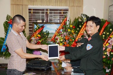 Cảnh sát cơ động trả lại tài sản hơn 600 triệu đồng đánh rơi cho du khách